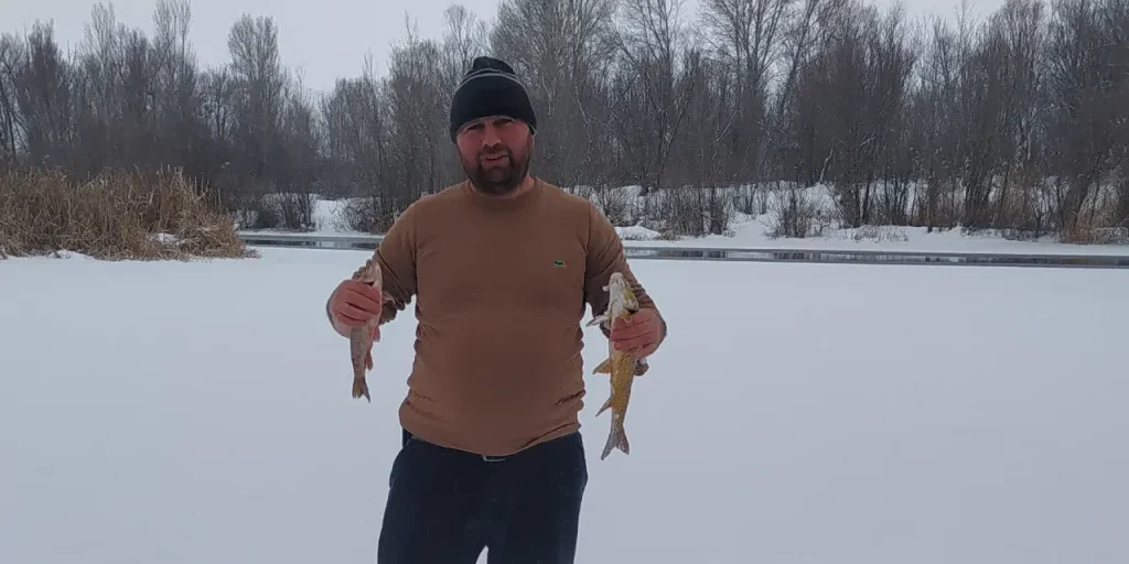 Pescatore di Sivas rompe il ghiaccio del Kızılırmak per catturare pesci in inverno
