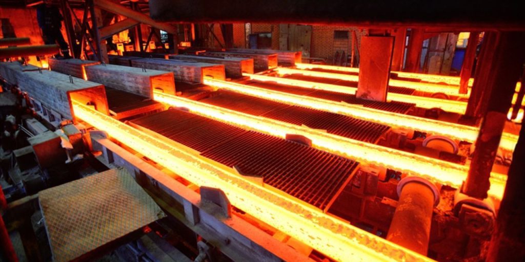 La produzione di acciaio in Turchia registra un aumento del 1% nel periodo gennaio-settembre, raggiungendo 28,1 milioni di tonnellate, confermando il paese come attore chiave nel settore metallurgico mondiale.

Produzione di acciaio in Turchia
La produzione di acciaio grezzo in Turchia è aumentata del 1% nel periodo da gennaio a settembre rispetto allo stesso periodo dell'anno precedente, raggiungendo 28,1 milioni di tonnellate. Il segretario generale dell'Associazione dei produttori di acciaio della Turchia, Veysel Yayan, ha dichiarato: "Nella produzione di acciaio grezzo a livello mondiale, si è verificato un calo del 1,6% nel mese di settembre e del 1,6% anche nel periodo da gennaio a settembre. La Turchia ha registrato un aumento della produzione dello 0,6% in 9 mesi e si è posizionata tra i paesi con una produzione in crescita, insieme all'India e agli Stati Uniti."

Approfondimento
La produzione di acciaio grezzo è un indicatore importante per valutare la salute dell'industria metallurgica di un paese. La Turchia, con la sua produzione in aumento, si conferma come uno dei principali attori nel settore a livello mondiale.

Possibili Conseguenze
L'aumento della produzione di acciaio grezzo in Turchia potrebbe avere conseguenze positive sull'economia del paese, in particolare sul settore delle costruzioni e dell'industria manifatturiera. Tuttavia, è importante considerare anche gli impatti ambientali e sociali legati alla produzione di acciaio.

Opinione
La notizia dell'aumento della produzione di acciaio grezzo in Turchia è stata accolta con favore dagli esperti del settore, che vedono in questo trend un segno di crescita e di sviluppo per l'industria metallurgica del paese.

Analisi Critica dei Fatti
È importante notare che la produzione di acciaio grezzo è solo uno degli indicatori della salute dell'industria metallurgica. Altri fattori, come la qualità del prodotto, la tecnologia utilizzata e l'impatto ambientale, devono essere considerati per avere una visione completa del settore.

Relazioni con altri fatti
L'aumento della produzione di acciaio grezzo in Turchia è legato anche ad altri fattori economici e politici, come la domanda di acciaio a livello mondiale e le politiche commerciali del paese.

Contesto storico
La Turchia ha una lunga tradizione di produzione di acciaio, che risale ai primi del secolo scorso. Nel corso degli anni, il paese ha investito notevolmente nel settore, modernizzando le tecnologie e aumentando la produzione.

Fonti
La fonte di questo articolo è Dunya. Per ulteriori informazioni, si può consultare il sito web ufficiale dell'Associazione dei produttori di acciaio della Turchia.