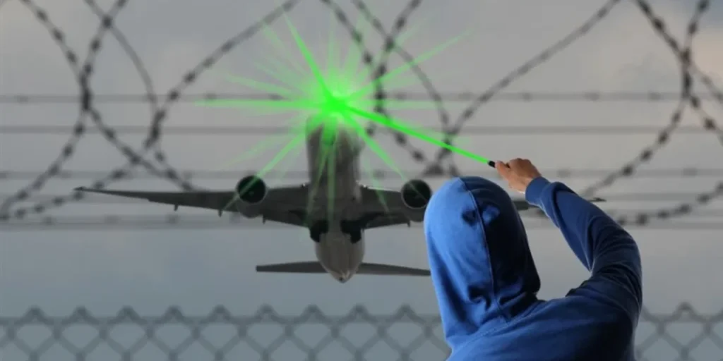 Turcia: 25.000 lira di multa per chi punta un laser a un aereo
