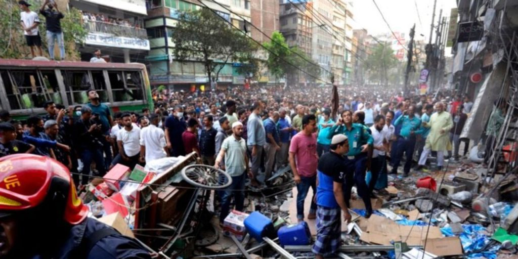 Esplosioni a Dakka: la capitale del Bangladeş nel caos dopo una serie di attacchi
