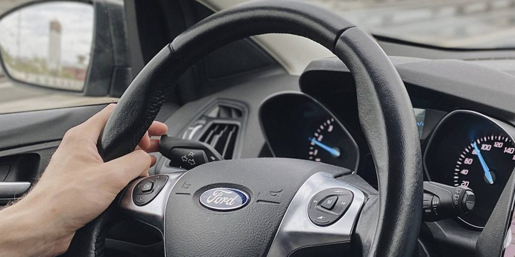 Incidente sulla A1: veicolo Ford si è schiantato nella zona di costruzione all'alba