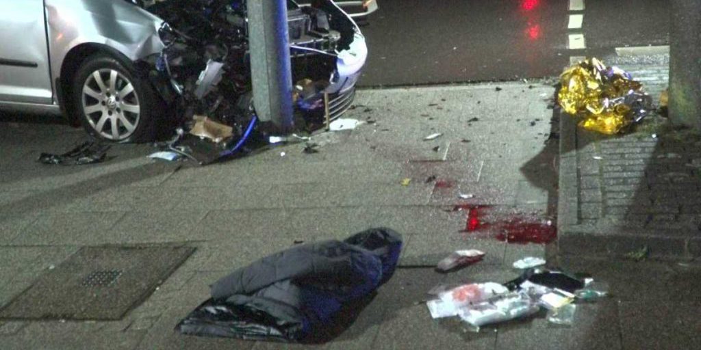 Auto attraversa isola di traffico a Hattingen e ferisce pedone a semaforo rosso