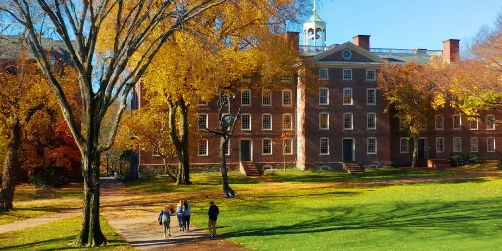 Brown University emette allarme per aggressore armato: sospetto fermato e studenti invitati a rimanere sul campus