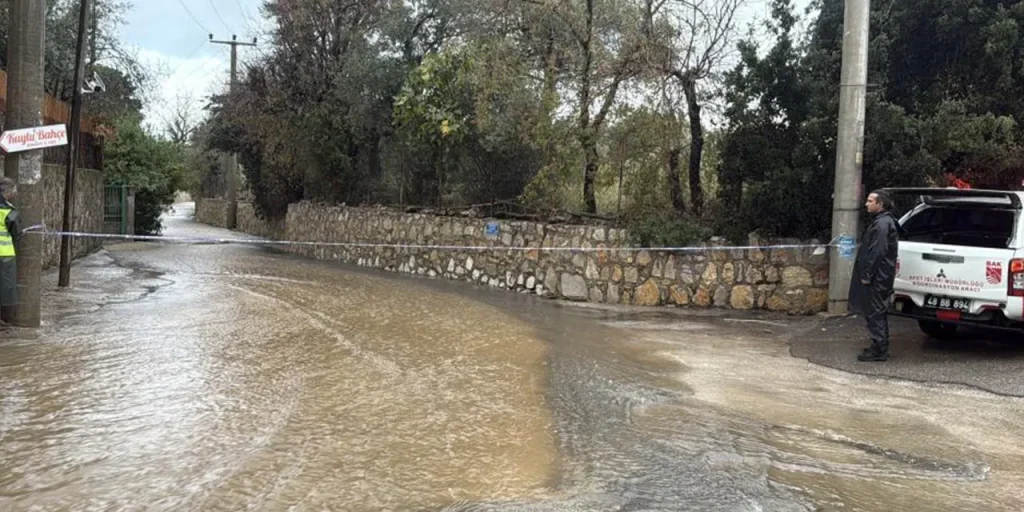 Pioggia intensa allagata Bodrum: strade in fiumi e casa in acqua a causa di drenaggio traboccante