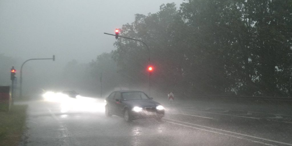 Tempesta Estrema nella Renania Settentrionale-Vestfalia: Allerta Meteo e Possibili Conseguenze sulla Vita Quotidiana