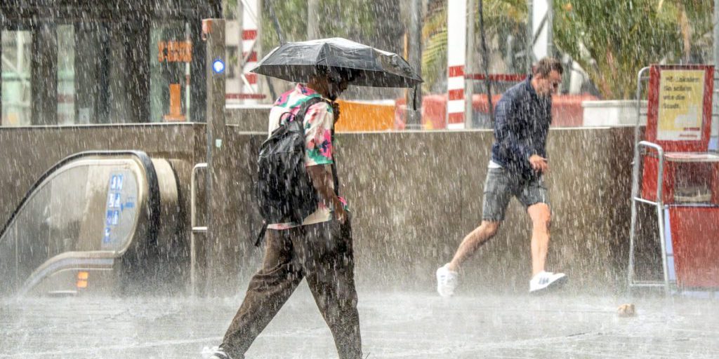 Maltempo in Renania Settentrionale-Vestfalia: danni e chiusure a causa di vento forte e pioggia intensa