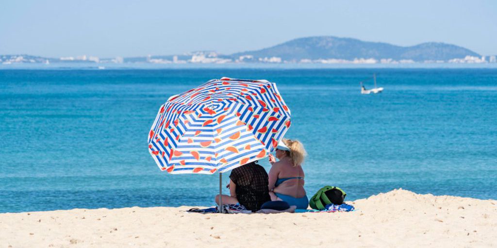 La verità nascosta dietro la vacanza a Mallorca: cosa sta succedendo realmente nell'isola dei sogni? 

Introduzione
La scelta di trascorrere le vacanze a Mallorca è sempre stata una decisione popolare e attraente per molti. Tuttavia, recentemente, una realtà meno piacevole ha iniziato a emergere, gettando un'ombra sulla meta turistica.

Approfondimento
La situazione a Mallorca sembra essere cambiata in modo significativo, portando a una consapevolezza amara tra i turisti. Sebbene non siano disponibili dettagli specifici, è chiaro che qualcosa non va come previsto per coloro che hanno scelto l'isola come meta di vacanza.

Possibili Conseguenze
Le possibili conseguenze di questa situazione potrebbero essere negative per l'industria del turismo a Mallorca. I turisti potrebbero iniziare a cercare alternative, influenzando l'economia locale e le attività commerciali che dipendono dal turismo.

Opinione
Non è possibile esprimere un'opinione senza conoscere i dettagli specifici della situazione. Tuttavia, è chiaro che la delusione e la preoccupazione sono diffuse tra coloro che avevano pianificato la loro vacanza a Mallorca.

Analisi Critica dei Fatti
Purtroppo, non ci sono abbastanza informazioni per condurre un'analisi critica approfondita. È necessario attendere ulteriori dettagli per comprendere appieno la situazione e le sue cause.

Relazioni con altri fatti
Al momento, non ci sono informazioni disponibili che collegano questa situazione ad altri eventi o fatti notevoli. Sarà importante monitorare gli sviluppi futuri per capire se ci sono connessioni più ampie.

Contesto storico
Il turismo a Mallorca ha una lunga storia e l'isola è stata una destinazione popolare per decenni. Tuttavia, come in molti luoghi, il settore del turismo può essere soggetto a fluttuazioni e sfide.

Fonti
La fonte di questo articolo è Sito della fonte RSS. Per ulteriori informazioni e aggiornamenti, si consiglia di visitare il sito web originale.