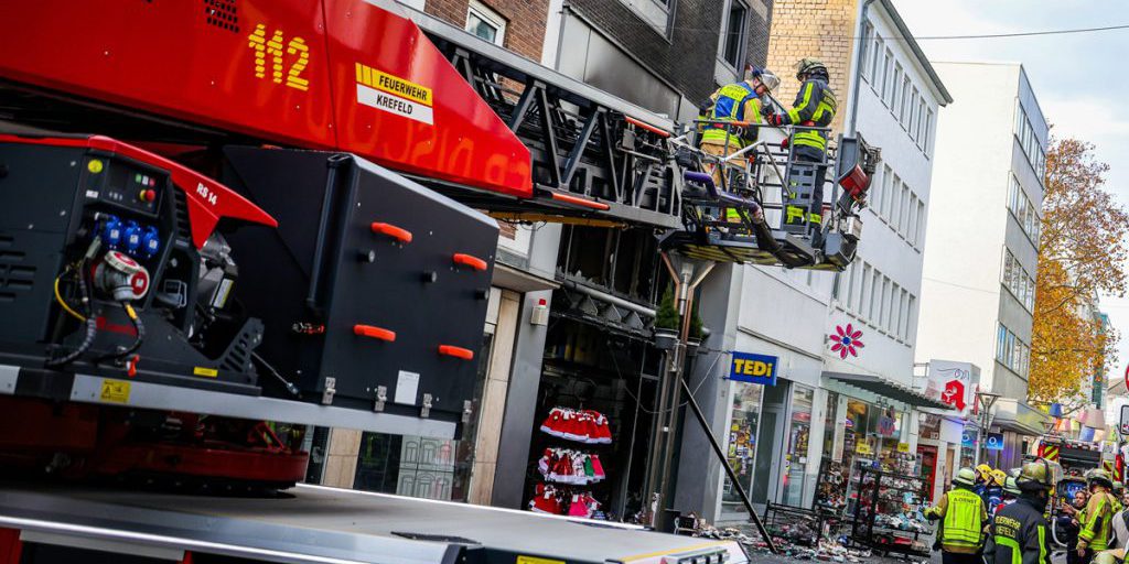Incendio devastante in negozio a Krefeld: donna di 60 anni lotta per la vita