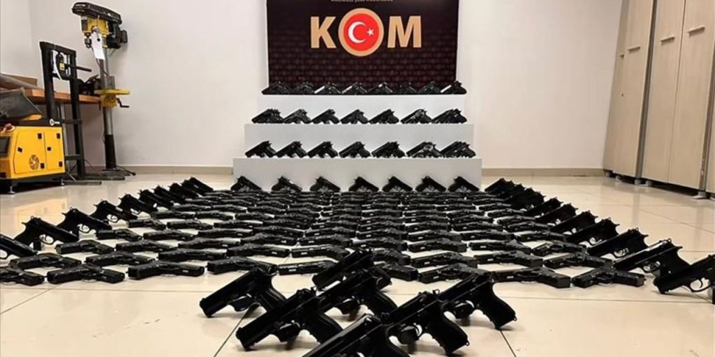 Scoperta di 55 armi da fuoco senza licenza su un autobus a Uşak: un caso che solleva interrogativi sulla sicurezza pubblica