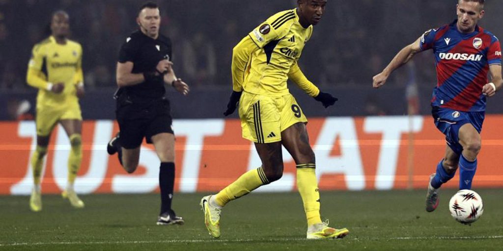 Fenerbahçe pareggia 0-0 con il Viktoria Plzen nella UEFA Europa League: controversia sull'arbitraggio e impatto sulla classifica