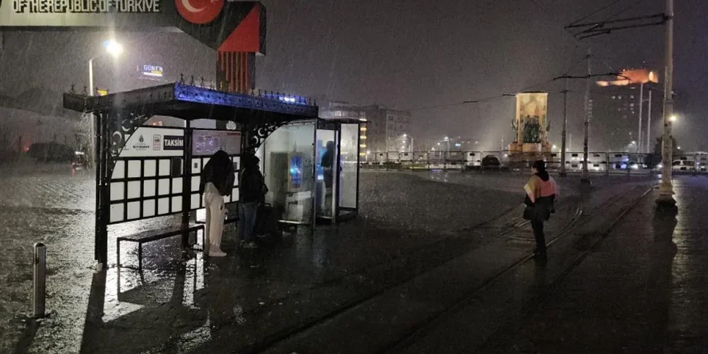 Istanbul colpita da forte pioggia: incidenti stradali e raccomandazioni delle autorità
