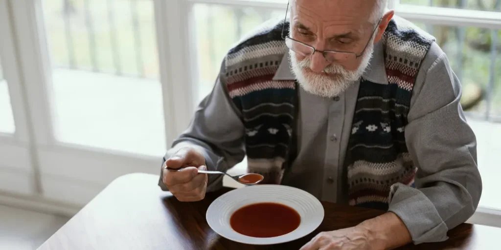 Mangiare da soli aumenta il rischio di mortalità negli anziani, secondo nuova ricerca australiana