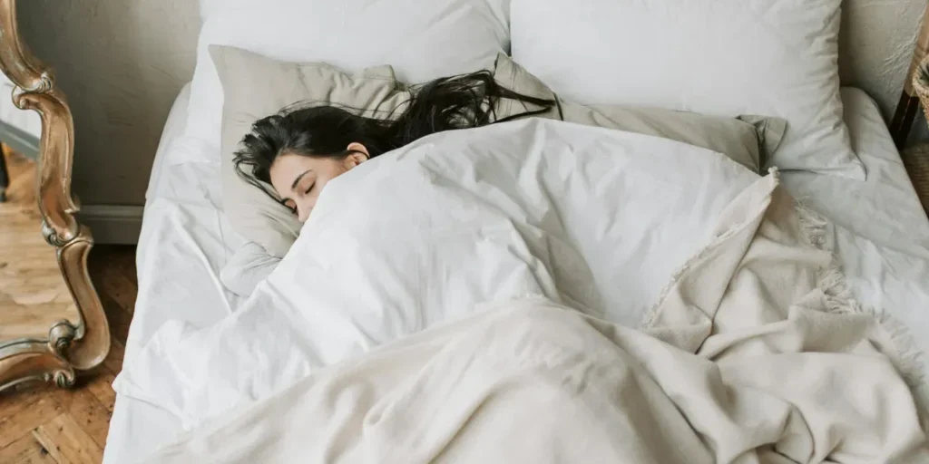 Dormire su un fianco può alterare la forma del viso e causare rughe permanenti