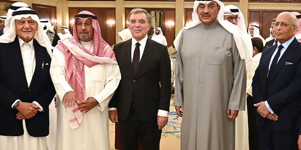 Uzun süredir ortalarda yoktu! Eski Cumhurbaşkanı Abdullah Gül ile eşi Körfez ülkesinde ortaya çıktı