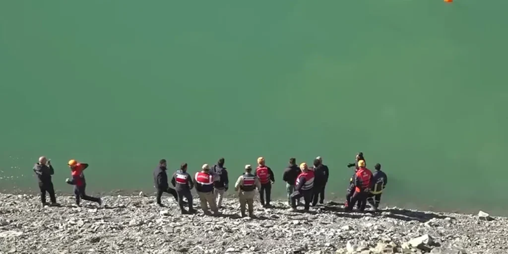 Auto cade sul ponte di Zernek a Van: ricerca di tre persone scomparse