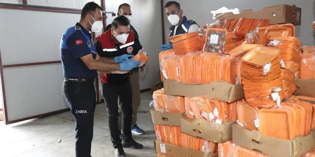 Aksu: 25 tonnellate di pollo scaduto sequestrate e distrutte
