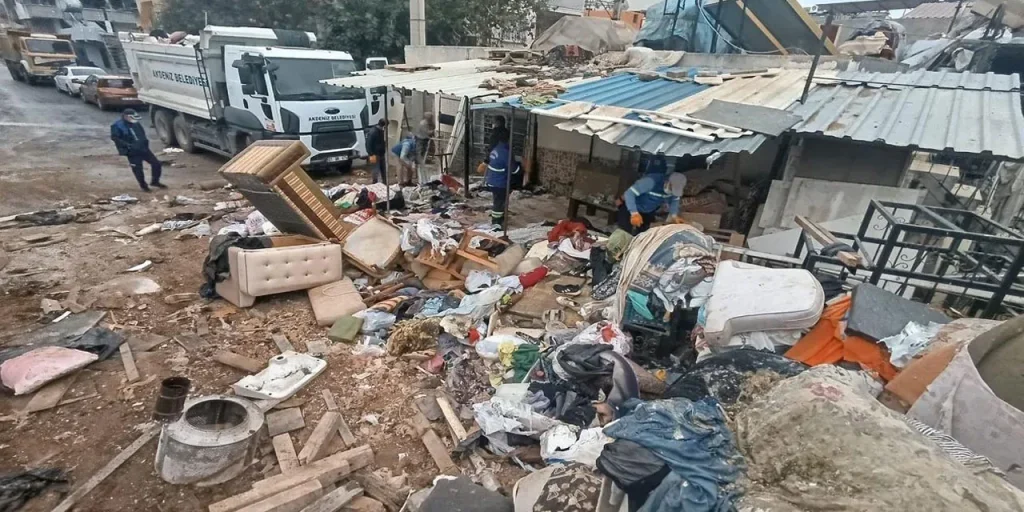 Mersin: 10 camion di rifiuti raccolti in una casa del quartiere Müfide İlhan