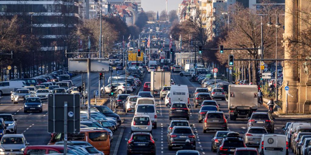 UE abbassa l’obiettivo CO₂ per le auto a combustione al 90% a partire dal 2035