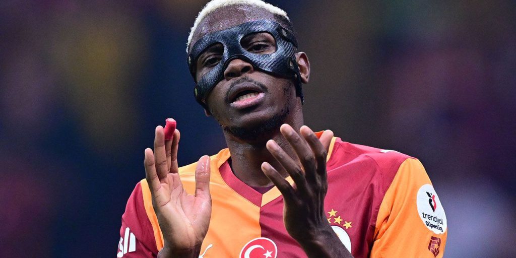 La confessione emozionale di Victor Osimhen: il legame indissolubile con il Galatasaray

Introduzione
Victor Osimhen, il talentuoso attaccante nigeriano del Galatasaray, ha fatto una confessione emozionale riguardo alla sua esperienza con il club turco. In un'intervista, Osimhen ha parlato dei suoi obiettivi nella Champions League, nella Süper Lig e nella sua carriera, sottolineando il forte legame che ha instaurato con il Galatasaray.

La confessione di Osimhen
Osimhen, che ha solo 26 anni, ha espresso il suo amore per il club, affermando: "Questo club lo amo realmente. Sarò sempre pronto a combattere per il Galatasaray, sia nei giorni buoni che in quelli cattivi." Queste parole testimoniano la profonda dedizione e il senso di appartenenza che Osimhen ha sviluppato nei confronti del Galatasaray.

Approfondimento
La dichiarazione di Osimhen rivela non solo la sua passione per il gioco, ma anche il suo impegno verso il club e i suoi tifosi. Il suo legame con il Galatasaray sembra essere basato su una profonda stima e rispetto, elementi che sono fondamentali per il successo di qualsiasi squadra.

Possibili Conseguenze
Le parole di Osimhen potrebbero avere un impatto positivo sulla squadra e sui suoi sostenitori, poiché trasmettono un messaggio di unità e determinazione. La sua dedizione potrebbe ispirare gli altri giocatori e rafforzare lo spirito di squadra, elemento essenziale per raggiungere gli obiettivi nella Champions League e nella Süper Lig.

Opinione
È difficile non essere colpiti dalla sincerità e dalla passione di Osimhen. La sua confessione emozionale è un esempio di come il calcio possa creare legami profondi tra i giocatori, il club e i tifosi. La sua dichiarazione di amore per il Galatasaray è un promemoria del fatto che, oltre alle competizioni e ai risultati, il calcio è anche una questione di cuore e di passione.

Analisi Critica dei Fatti
La dichiarazione di Osimhen può essere vista come un riflesso della sua personalità e del suo carattere. La sua capacità di esprimere i suoi sentimenti in modo così aperto e sincero è un segno di maturità e di autenticità. Inoltre, la sua dedizione al Galatasaray potrebbe essere un fattore chiave nel suo successo personale e nella sua carriera.

Relazioni con altri fatti
La confessione di Osimhen si inserisce nel contesto più ampio della sua carriera e della sua esperienza con il Galatasaray. La sua dichiarazione di amore per il club potrebbe essere collegata ai suoi obiettivi personali e alla sua ambizione di raggiungere il successo nella Champions League e nella Süper Lig.

Contesto storico
Il Galatasaray è uno dei club più storici e prestigiosi della Turchia, con una lunga tradizione di successi e di passione. La dichiarazione di Osimhen si inserisce in questo contesto, riflettendo la profonda stima e il rispetto che il club e i suoi tifosi hanno per i loro giocatori.

Fonti
La fonte di questo articolo è Habertürk. L'articolo originale può essere trovato al link sopra indicato.