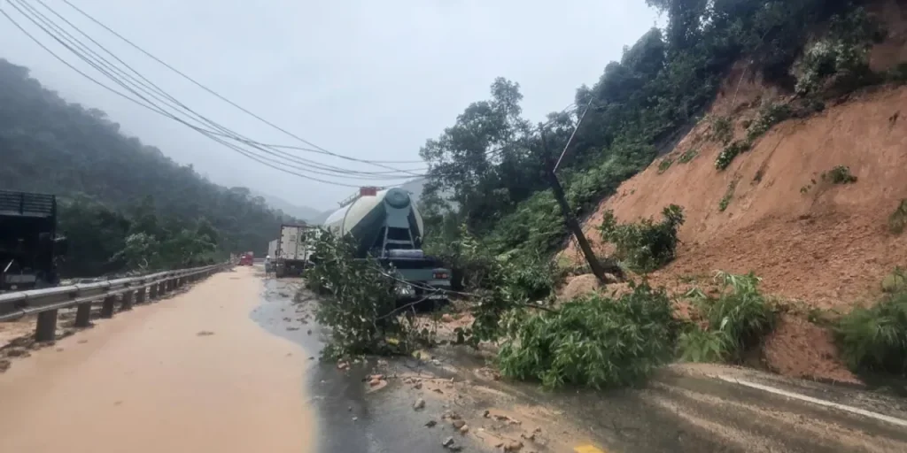 Incidente stradale in Vietnam: autobus colpito da camion, 6 morti e 19 feriti