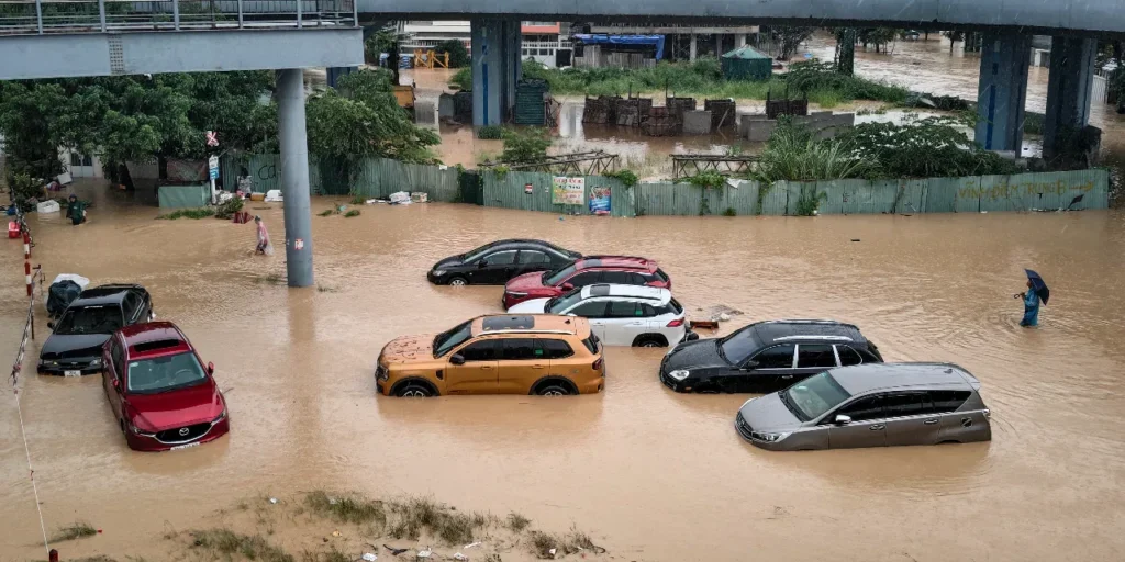 Vietnam: 16 morti per alluvioni e frane, ponte Phu Thien crolla