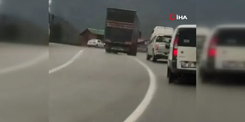 Cinque veicoli coinvolti in un incidente a curvo: camionista fermato, nessuna vittima mortale