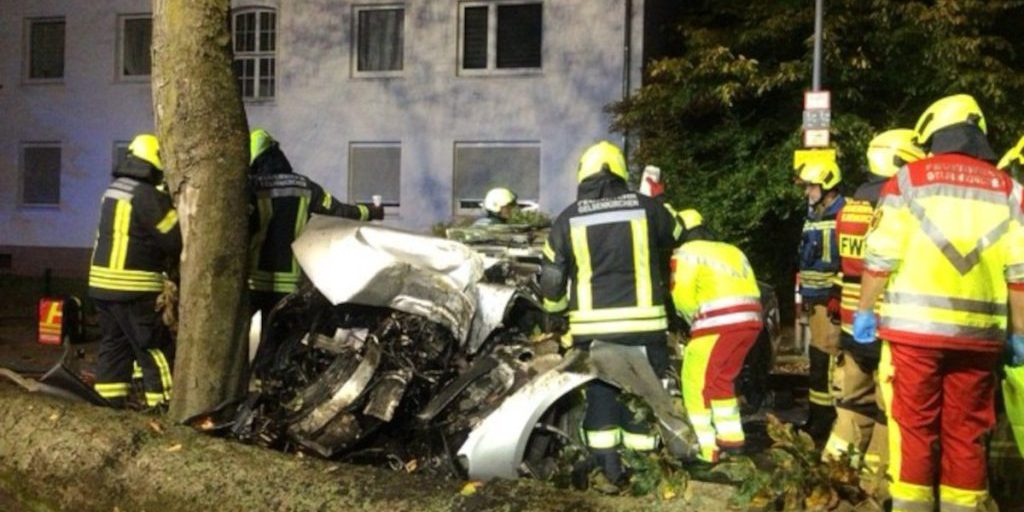 Unfall-Drama in Gelsenkirchen: 18-Jähriger rast gegen Baum ++ Not-OP!