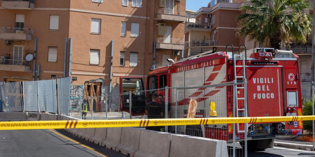 Roma, a fuoco un appartamento, morta una 91enne: gravissima la figlia
