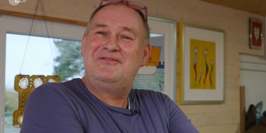 Un Artista Trasforma un Vecchio Baule in un'Opera d'Arte Unica