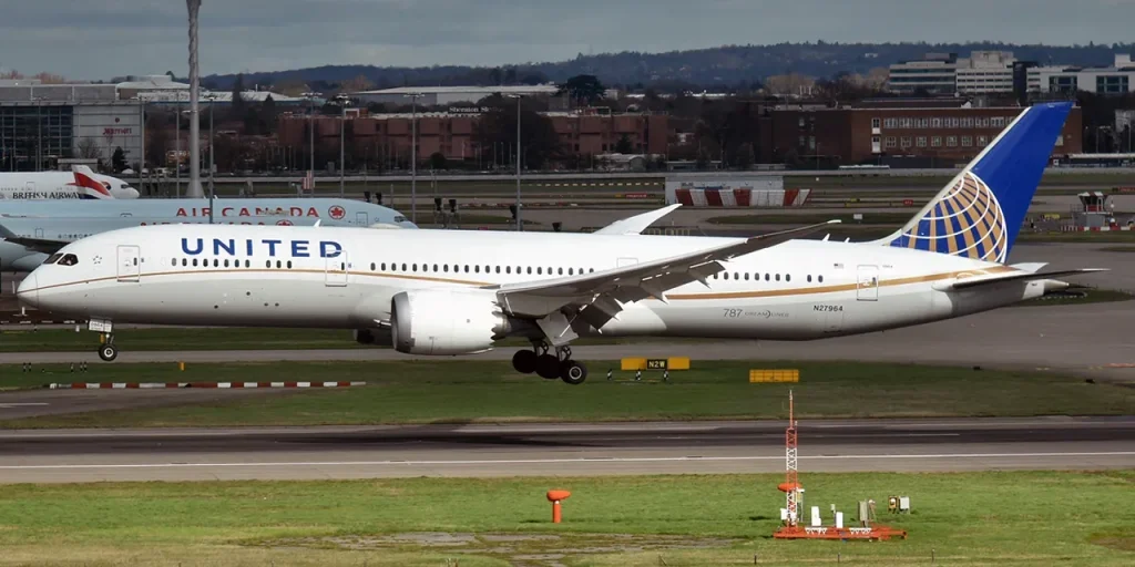 Volo United Airlines UA925 atterra d'urgenza a Dublino dopo che un laptop è finito tra sedile e pannello
