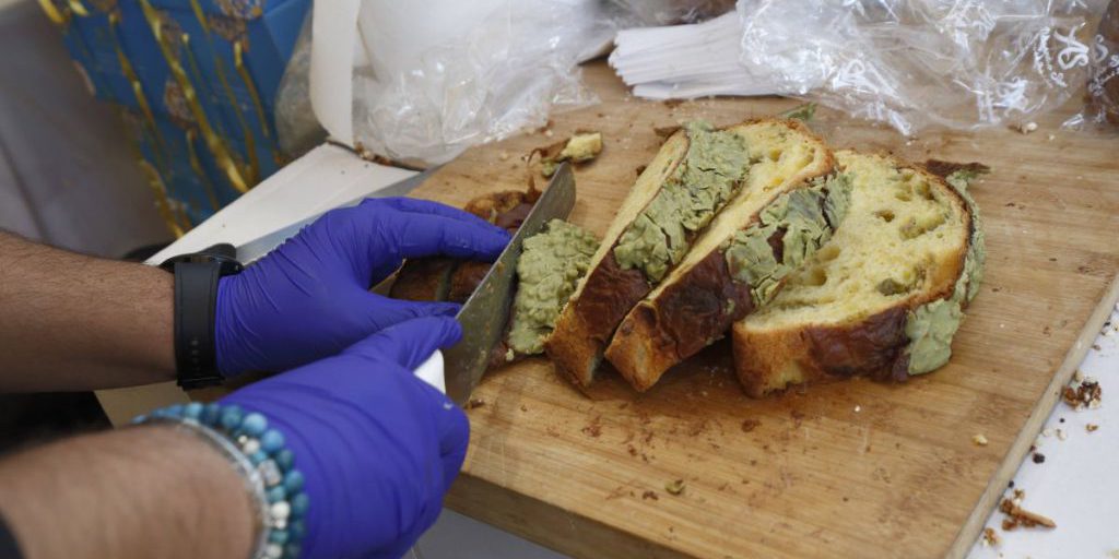Un uomo muore per soffocamento mentre mangiava il panettone a Natale