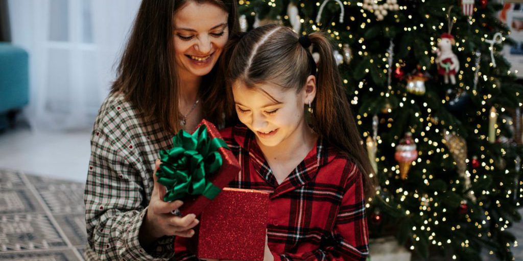 Bambini ricevono una sorpresa speciale a Natale grazie a un giocattolo digitale