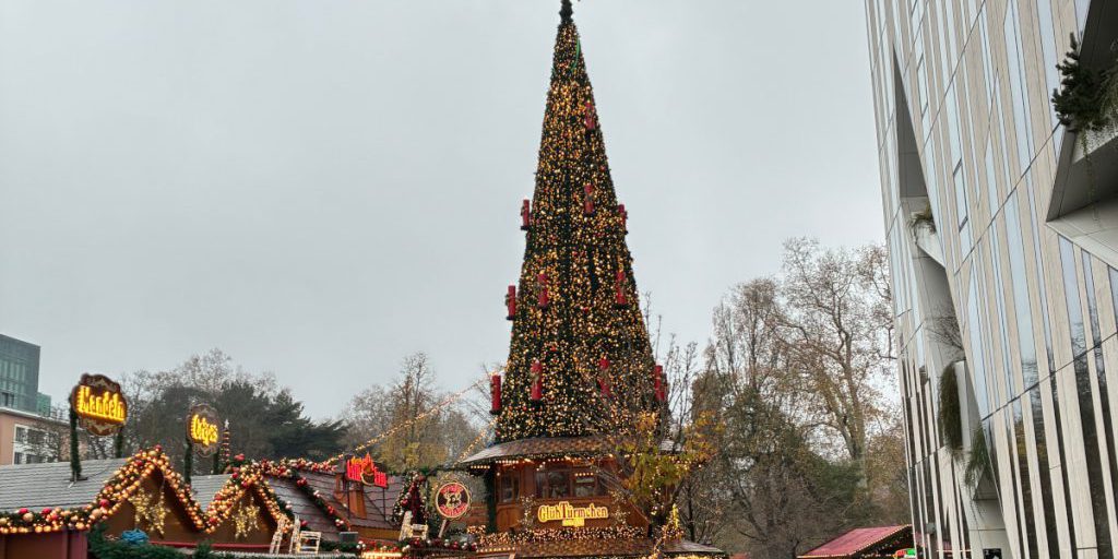 Prezzi in aumento al mercato di Natale di Düsseldorf: visitatori preoccupati