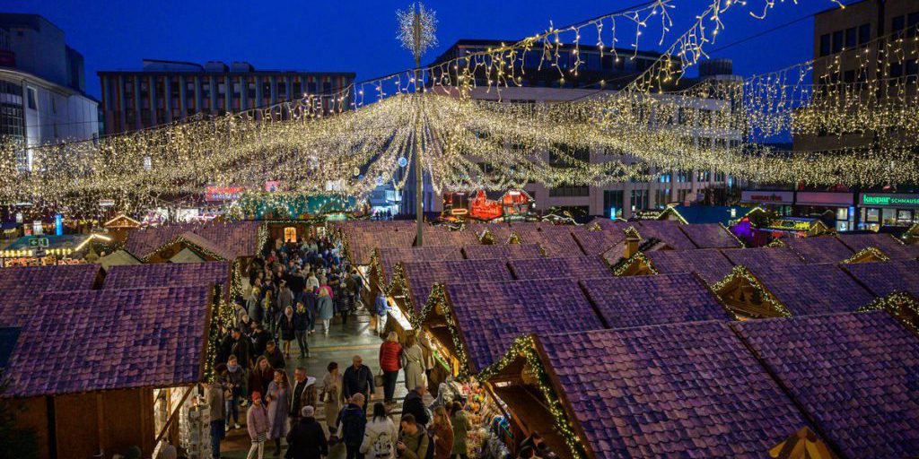 Serpente gigante al mercato di Natale di Essen: nuovo stand genera grande interesse