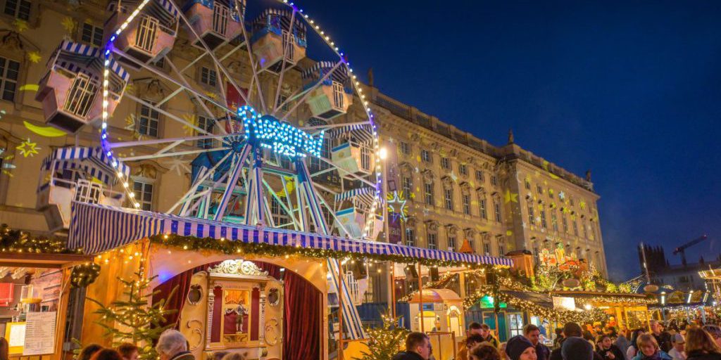 Volantini falsi diffusi nei mercati di Natale causano confusione tra i visitatori