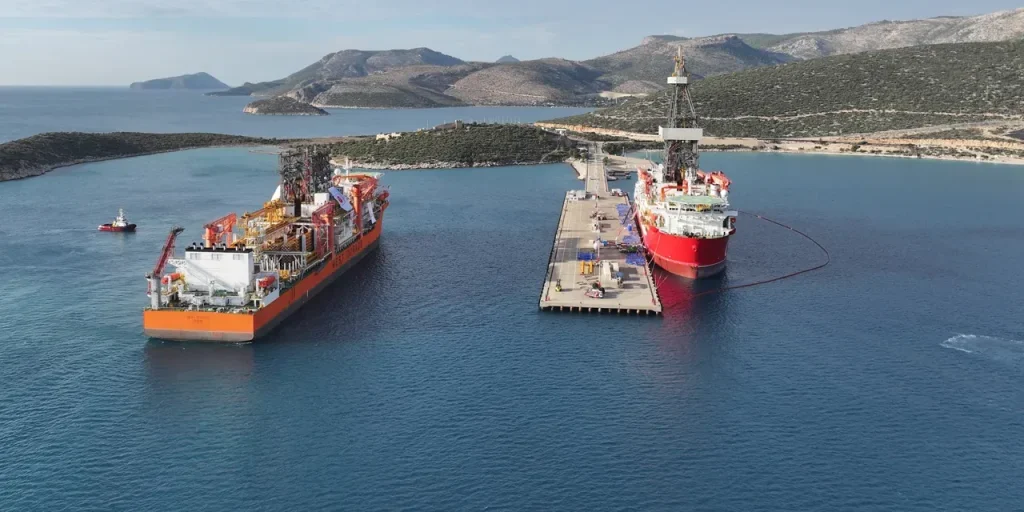 West Dorado, sesta nave di perforazione turca, arriva a Mersin per l'esplorazione del Mar Nero