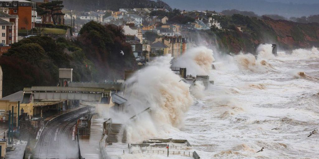 Tempesta Ingrid: ragazza scatta selfie al centro del temporale, quasi incidente