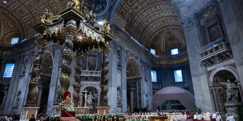Profanazione della Basilica di San Pietro: un uomo urina sull'Altare della Confessione
