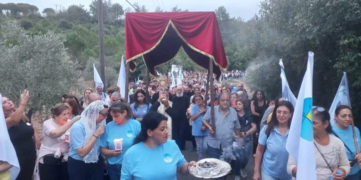 Migliaia di fedeli in processione in Libano per onorare Padre Bechara Abou Mrad candidato alla santità