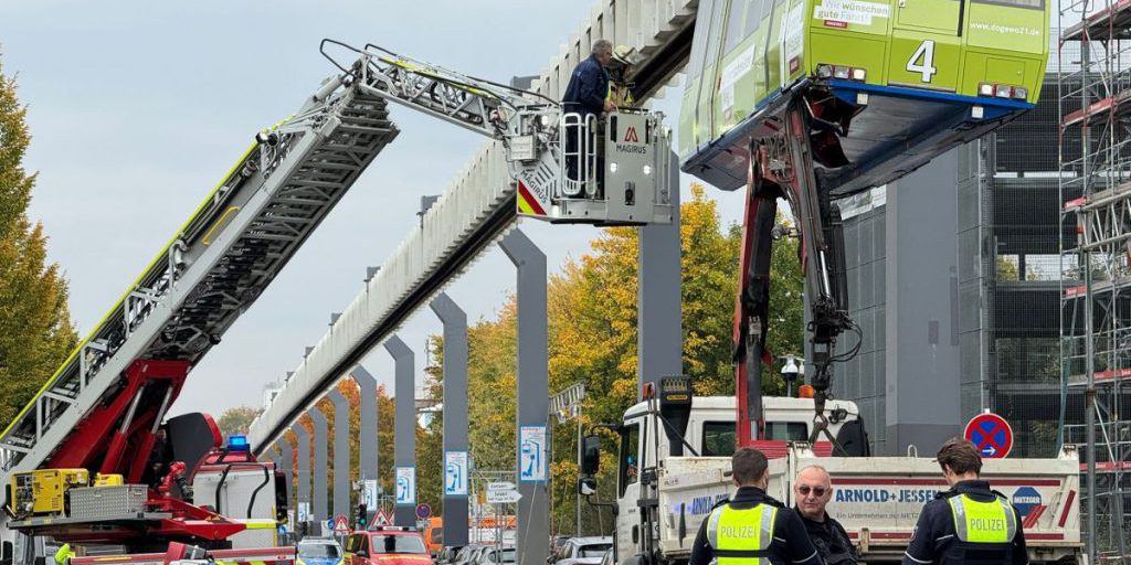 Incidente all'Università di Dortmund: autogrù collide con la H-Bahn, una persona ferita e indagini in corso