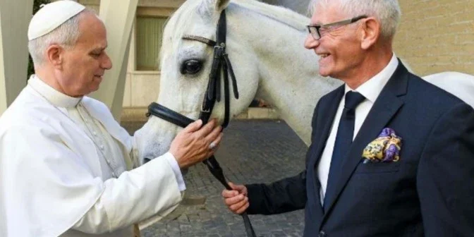 Papa Leone XIV riceve in dono un purosangue arabo di 12 anni di nome Proton dalle scuderie Michalski di Kołobrzeg-Budzistowo