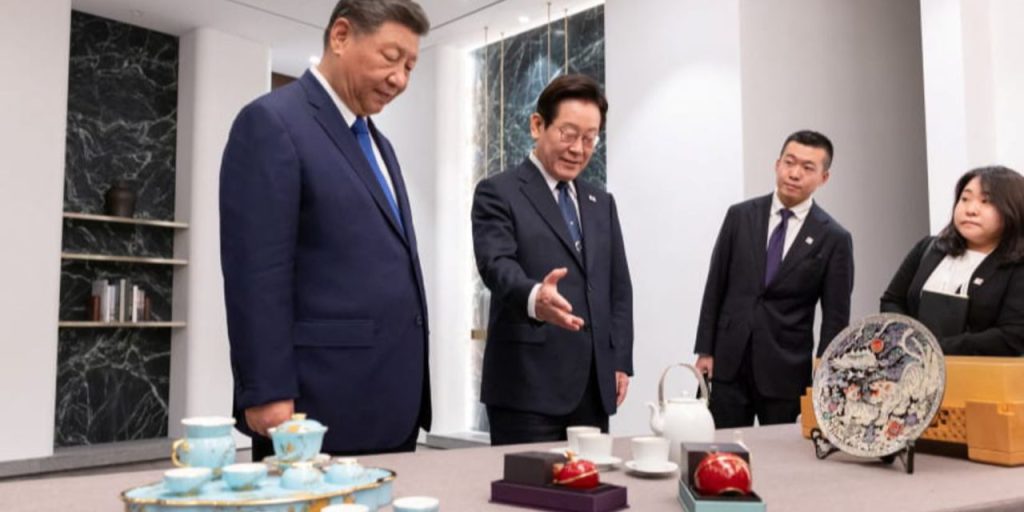 Dono diplomatico o mossa strategica: il Presidente cinese Xi Jinping regala smartphone Xiaomi al leader della Corea del Sud Lee Jae Myung con un messaggio enigmatico