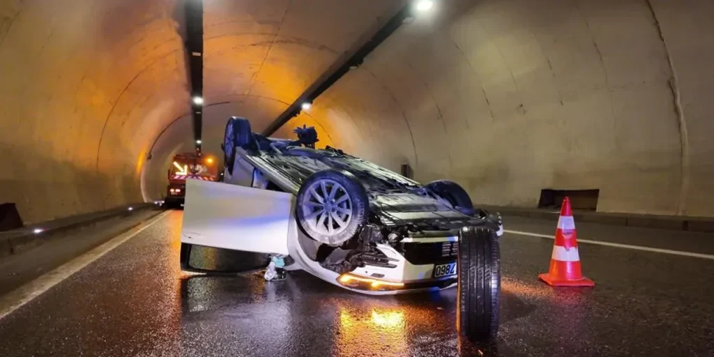 Veicolo cade nel tunnel di Üsküdar a causa della pioggia, guidatore ferito