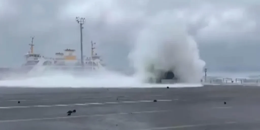 Onde gigantesche colpiscono il molo di Yalova, mettendo in pericolo i passeggeri del traghetto
