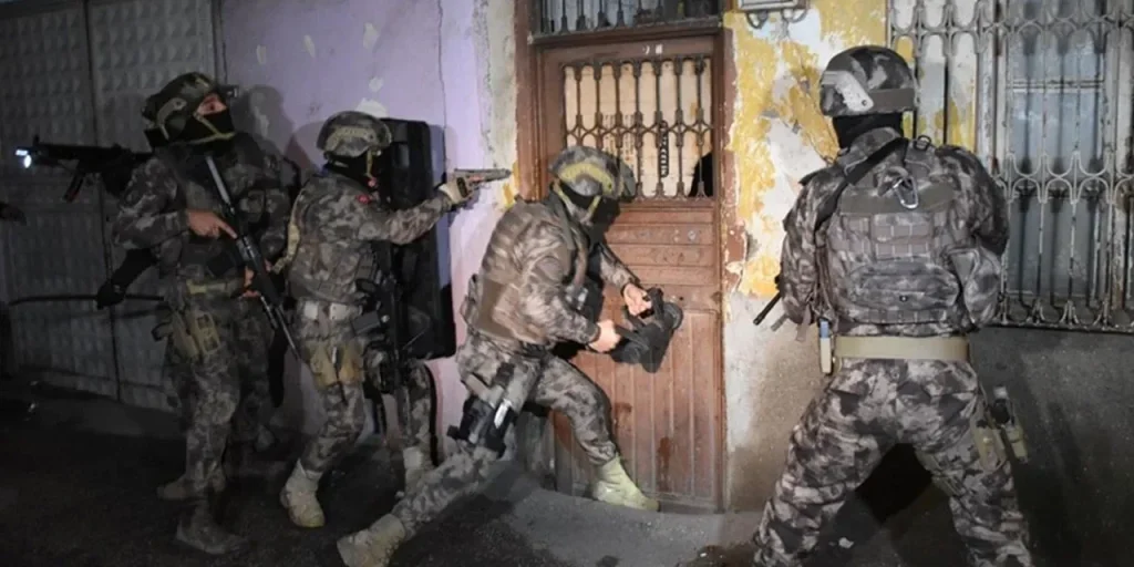 Yalova: tre poliziotti uccisi, 42 sospetti arrestati in operazione contro DEAŞ