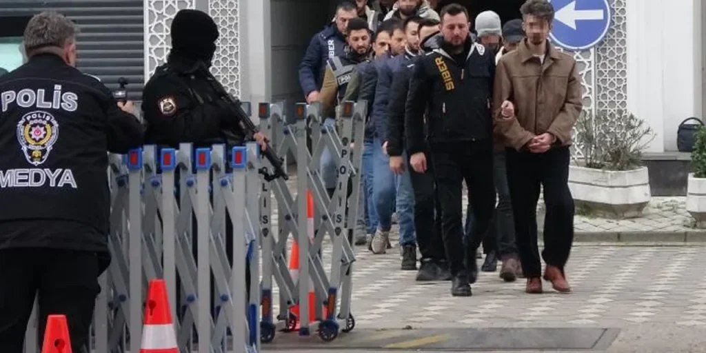 Truffa online con profili falsi: 65 imputati, 24 arrestati, 483 milioni di lira truffati