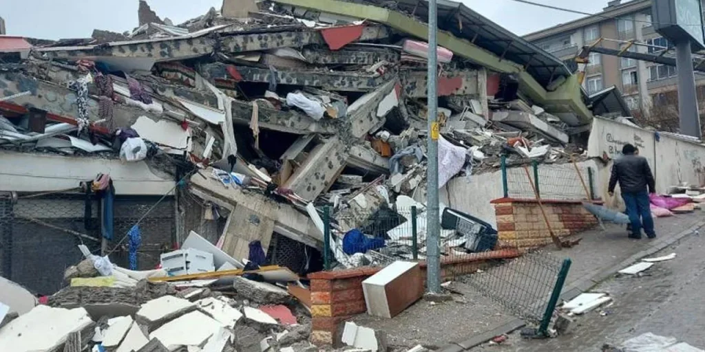 Crollo di un edificio a Kahramanmaraş: 44 morti, il costruttore in detenzione e il procedimento giudiziario in corso