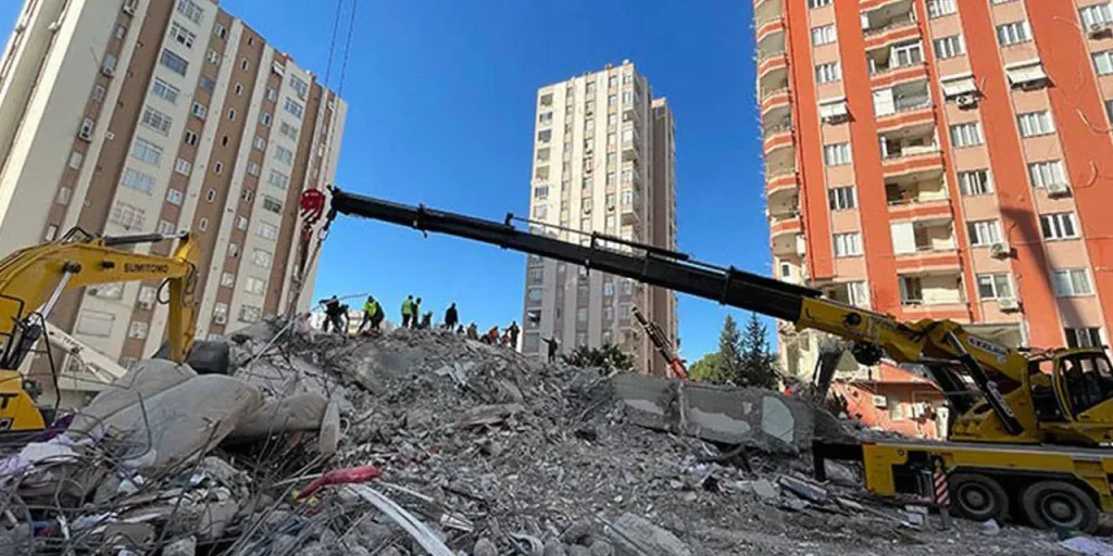 51 morti nell'earthquake di Nizip: l'edificio Furkan distrutto e il costruttore arrestato