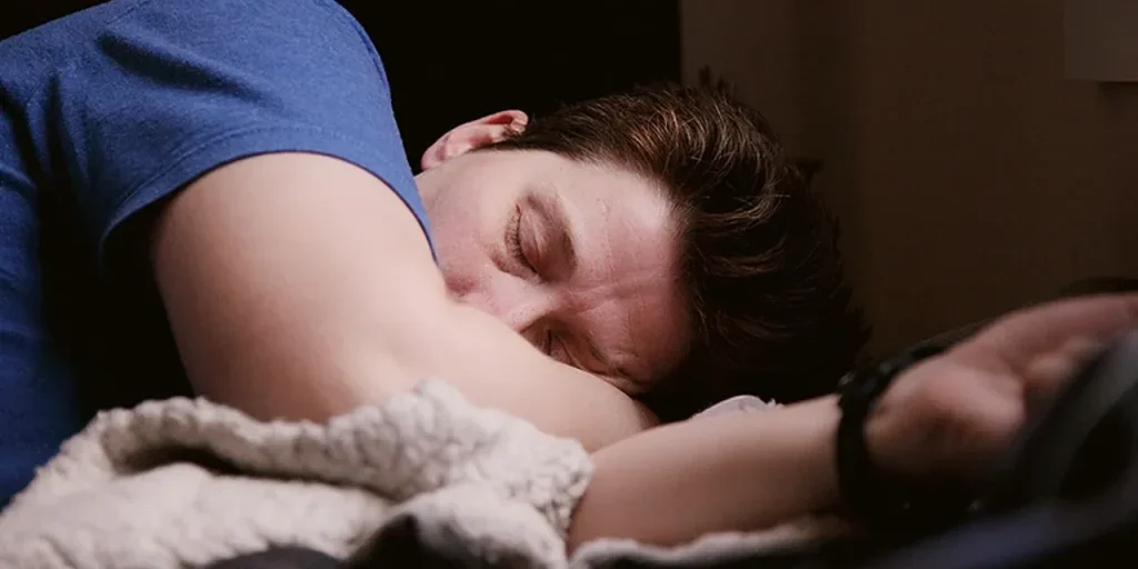 Meno di sette ore di sonno: un rischio nascosto per la salute cardiaca