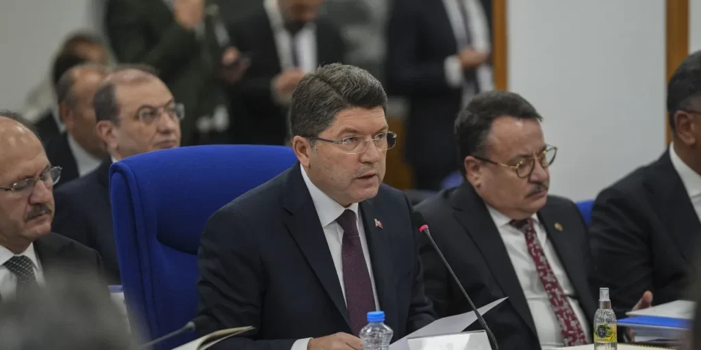 Turquia: la nuova costituzione dipende dal consenso parlamentare, ministro affronta violenza contro donne e altre questioni sociali